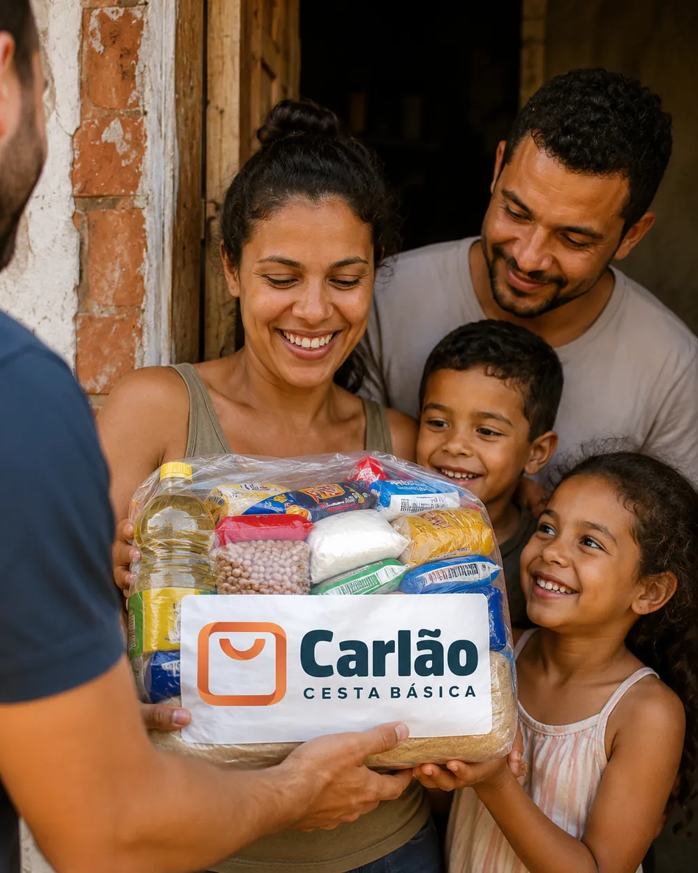 Família recebendo uma cesta básica Carlão
